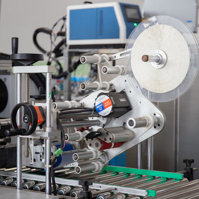 Rewinder voor het snijden van film van aluminiumfolie voor restaurants met elektrische aandrijving en vier assen