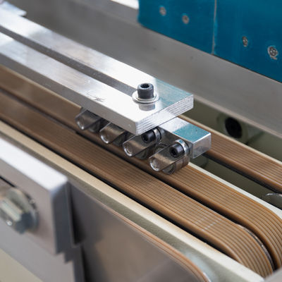 Automatische golfkarton vouwdoos folder Gluer Aluminium folie doos maken machine