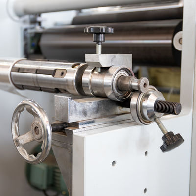 Automatische siliconen papierrol bakpapier aluminium folie roll slitter rewinder machine 4-