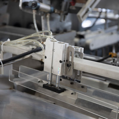 Volledig automatische kartonmachine voor aluminiumfolie rollen houten verpakkingsmateriaal