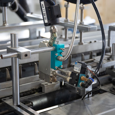 Elektrisch aangedreven automatische kartonmachine voor aluminiumfolie kartonnen verpakkingen