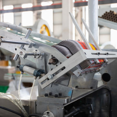 Makkelijk te bedienen Volledig automatische horizontale kartonmachine Houtverpakkingsmateriaal