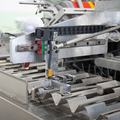 Makkelijk te bedienen Volledig automatische horizontale kartonmachine Houtverpakkingsmateriaal