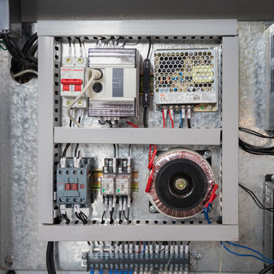 Volledig automatische aluminiumfolie rollen rewinder machine met magnetische poederclutch 25N.m