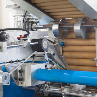 0.009-0.025 mm Materiaaldikte Elektrisch aangedreven aluminiumfolie slitter terugwinding machine