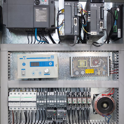 0.009-0.025 mm Materiaaldikte Elektrisch aangedreven aluminiumfolie slitter terugwinding machine