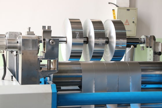 1650mm Aluminiumfolie roll slitter rewinder machine voor case verpakking luchtdruk 0.6Mpa